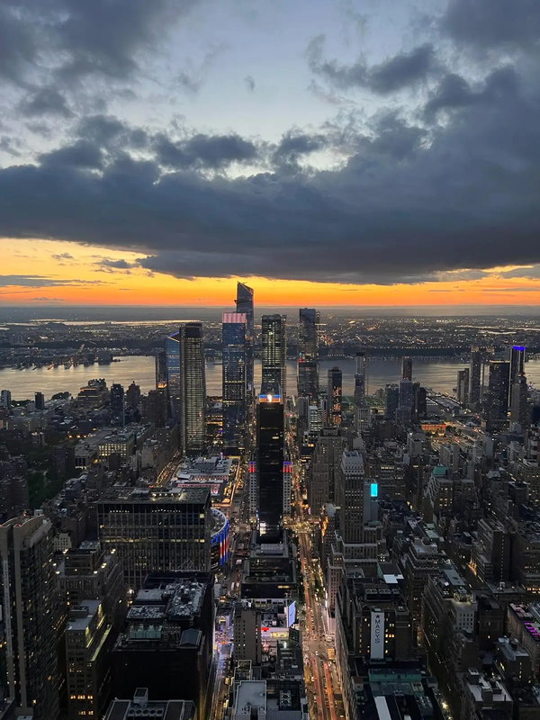 Aerial view of Manhattan showcasing the skyline, highlighting the services of security guard companies in Manhattan